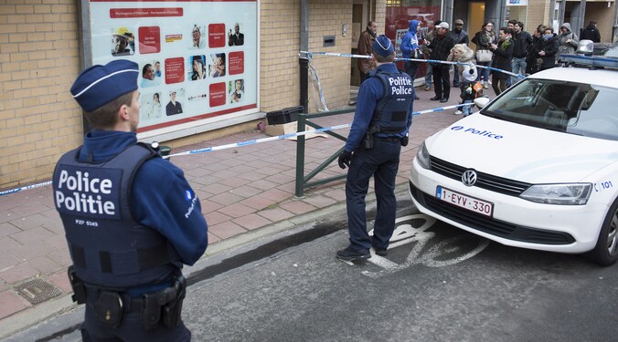 Agenten gaan in Brussel in kogelvrije vest de straat op. Foto: In de centraal gelegen Brusselse gemeente Etterbeek werd vanochtend een straat afgesloten nadat een onbekende had geroepen dat een pakket ging ontploffen, het bleek onschadelijk.