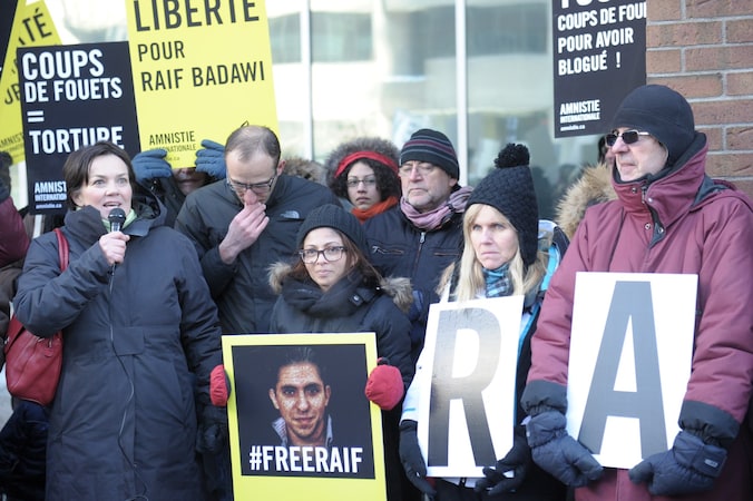 De vrouw van Raif Badawi voert actie tegen de veroordeling van haar man tot 1.000 zweepslagen wegens het "beledigen van de islam".