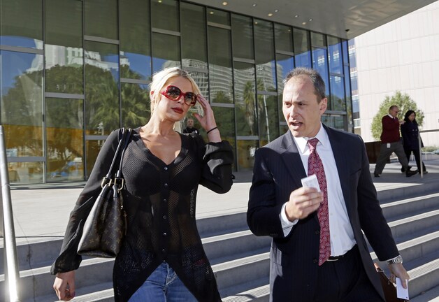 Chloe Goins samen met haar advocaat toen ze het politiebureau in Los Angeles verliet.