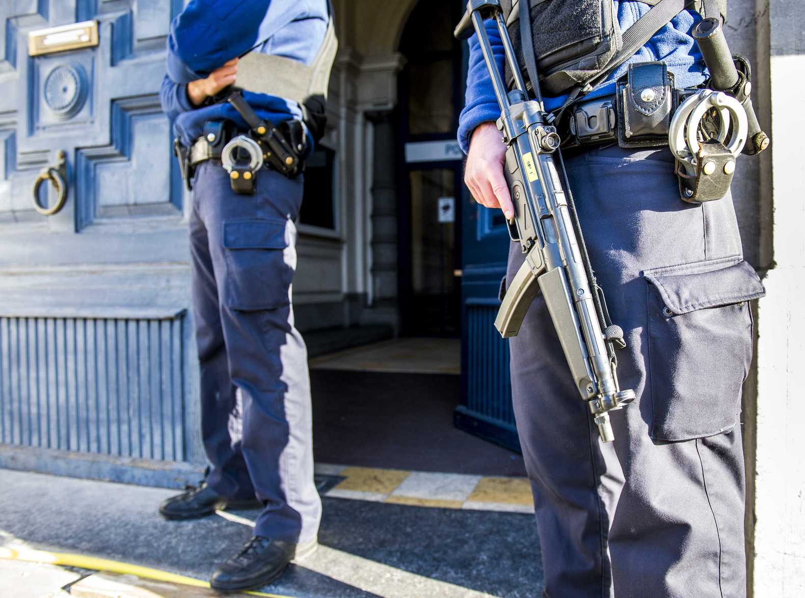 Zwaarbewapende agenten bewaken het hoofdbureau van politie in Antwerpen.