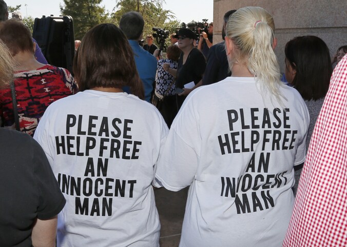 Betogers roepen op om de executie van Richard Glossip in de Amerikaanse staat Oklahoma tegen te houden.