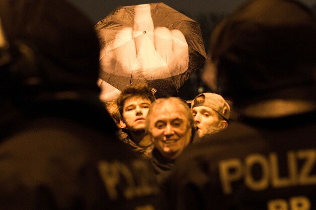 Linkse activisten protesteren tegen Pegida in Berlijn, 5 januari.