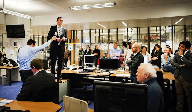Hoofdredacteur Sjuul Paradijs van De Telegraaf houdt vanmorgen samen met de redactie een minuut stilte ter nagedachtenis aan de slachtoffers van de aanslag in Parijs op de redactie van het weekblad Charlie Hebdo. De redactie wordt extra beveiligd.