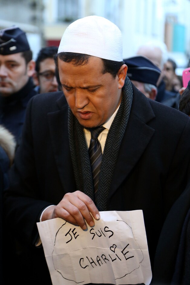 Een Franse imam tijdens een eerbetoon gisteren.