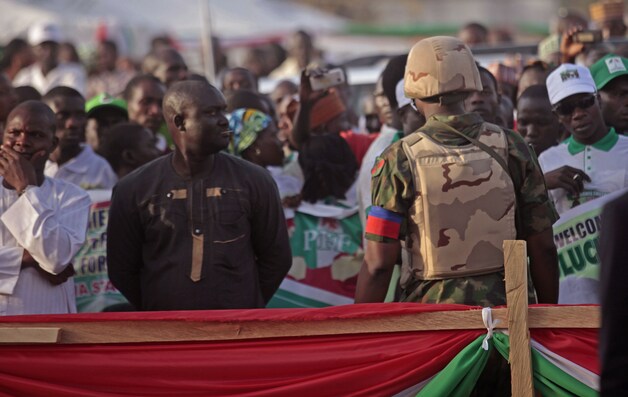 Een soldaat in Nigeria, tijdens een bezoek van president Goodluck Jonathan aan de stad Yola.
