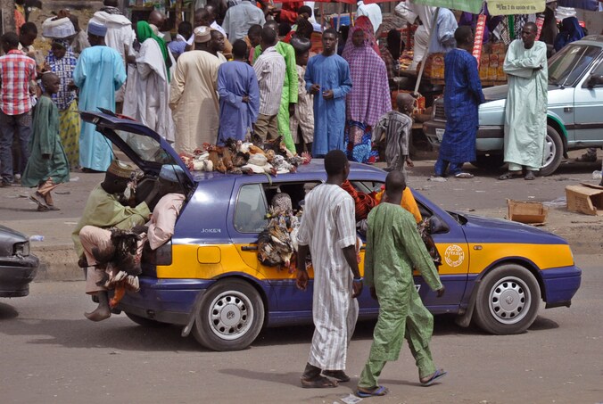Een auto rijdt door het Nigeriaanse Maiduguri.