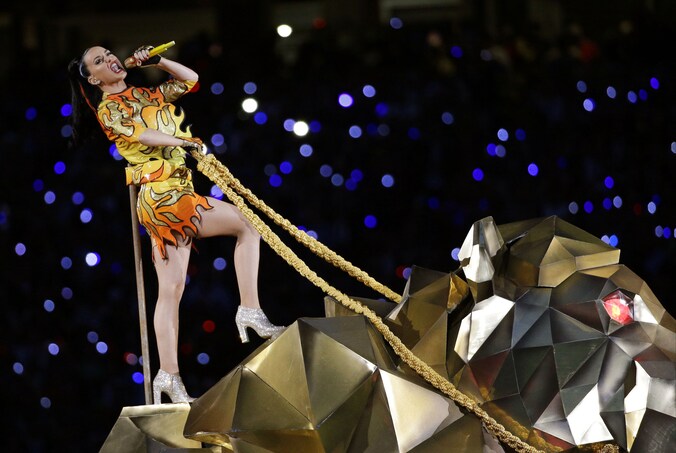 Katy Perry tijdens haar optreden bij de Super Bowl.