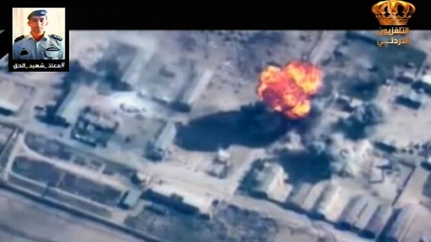 Een beeld van de Jordaanse televisie waarop bombardementen op IS-doelen worden getoond als vergelding voor de dood van de piloot
