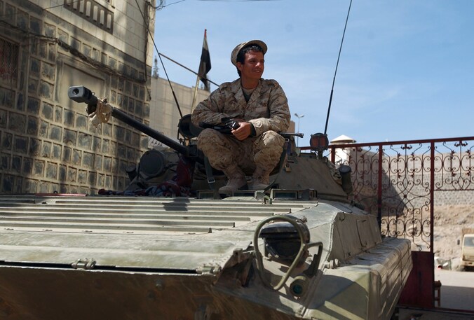 Houthi's houden de wacht buiten het presidentiële paleis in Sanaa.