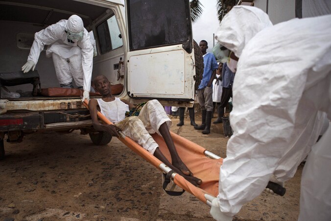 Hulpverleners brengen een vermoedelijke ebolapatiënt weg, eind vorig jaar. De epidemie zou nu volledig ingedamd zijn.