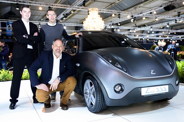 Xavier Van der Stappen en zijn team poseren naast de 'E-car 333', de eerste volledig elektrische wagen geproduceerd in België.