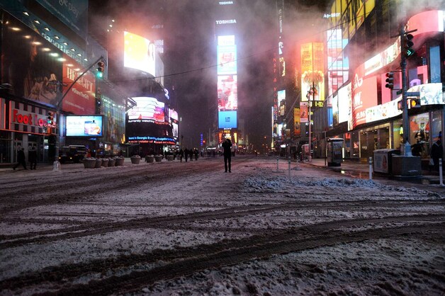 De eerste sneeuw viel gisteren, maar van een storm is voorlopig geen sprake. Intussen is het opvallend rustig op Times Square.