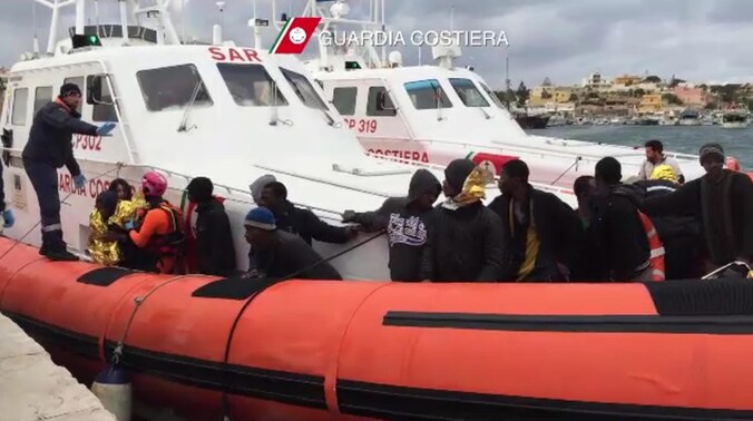 Vluchtelingen komen aan op het Italiaanse eiland Lampedusa. Archiefbeeld.