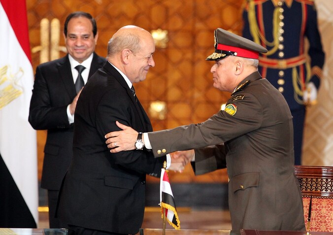 De Franse Defensieminister Jean-Yves Le Drian schudt de hand van zijn Egyptische collega Sedki Sobhi (r) na de ondertekening van een enorme wapendeal in Caïro.