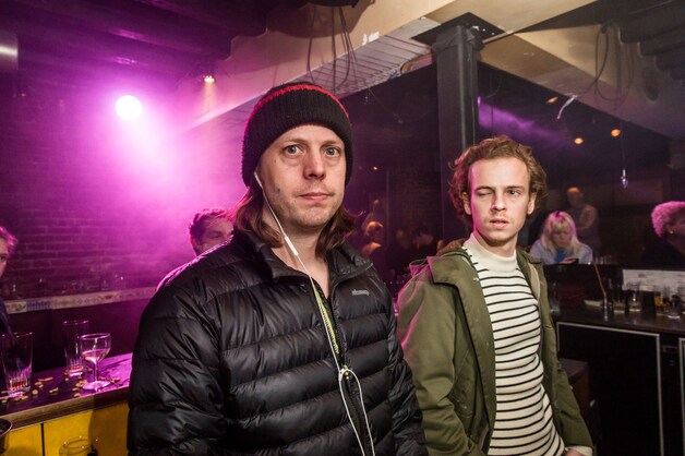 Felix van Groeningen en acteur Stef Aerts op de set van 'Belgica'.