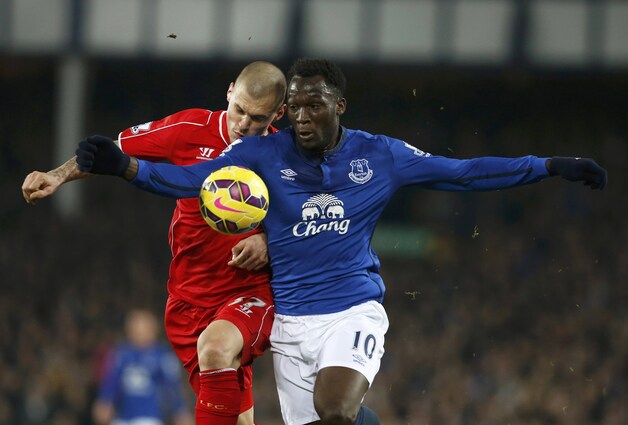 Mourinho: "Lukaku (hier in duel met Skrtel tijdens de derby tegen Everton van zaterdag) heeft niks te bewijzen. Hij is een goeie speler, dat weten we."