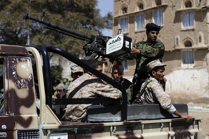 Houthi-rebellen patrouilleren in de hoofdstad Sanaa.