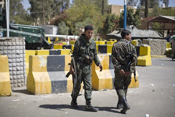Militairen bewaken de ingang van de Amerikaanse ambassade in Sanaa, die vandaag werd ontruimd.