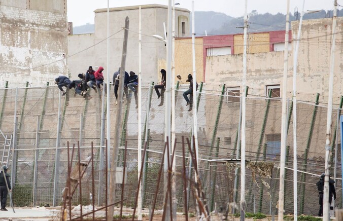 Gisteren waren er zeker 35 mensen in geslaagd om vanuit Marokko de grensomheining over te klauteren en in de EU te geraken.