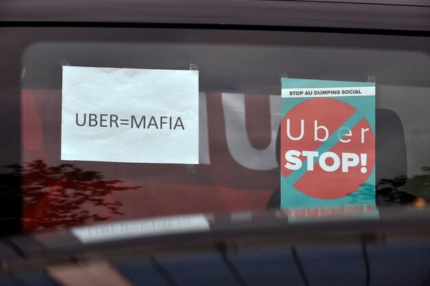 De komst van Uber zorgt voor veel nervositeit bij de bestaande taximaatschappijen.