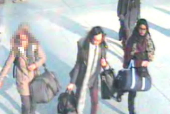 Een beeld uit een bewakingscamera op het vliegveld waarvandaan de drie naar Turkije vlogen, vrijgegeven door de Britse politie.