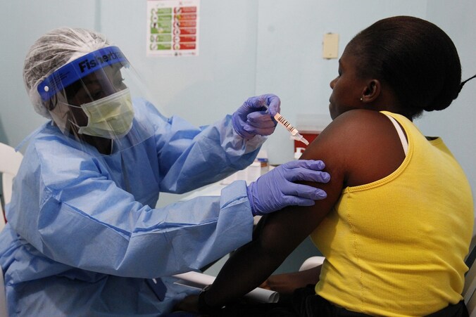 Een ebolapatiënt krijgt het experimentele medicijn toegediend.