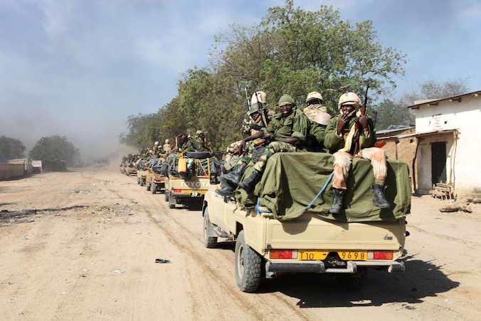 Tsjadische soldaten patrouilleren in het grensgebied bij Nigeria.