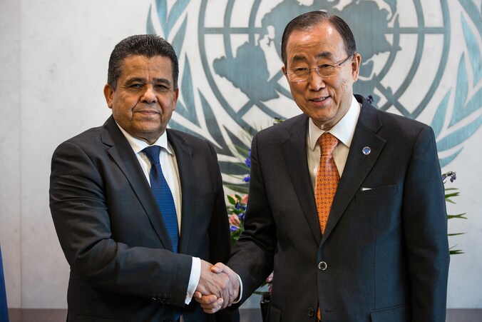 Mohamed Dayri, de Libische minister van Buitenlandse Zaken en Ban Ki-Moon, secretaris-generaal van de VN.