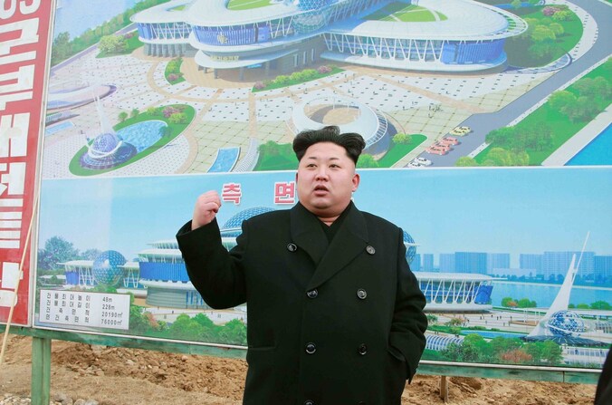 Een foto van het Noord-Koreaanse staatspersbureau waarop Kim Jong-Un deze week een wetenschapscomplex bezoekt