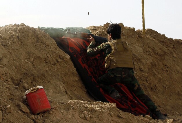 Een sjiitische strijder vuurt zijn wapen af in de provincie Salahuddin.