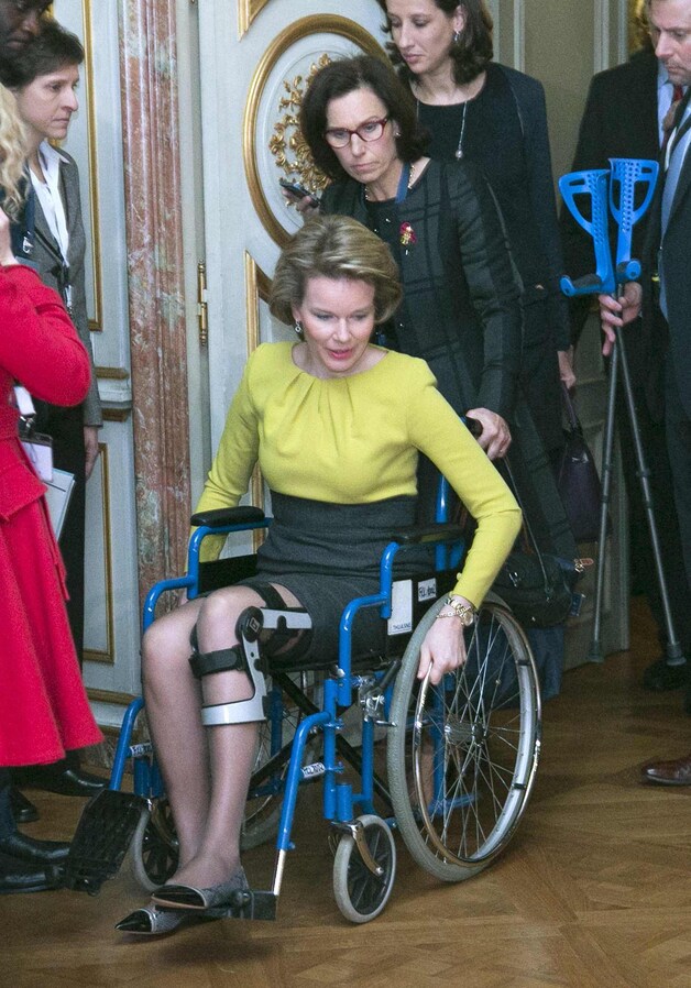 Koningin Mathilde kwam naar de conferentie in een rolstoel.