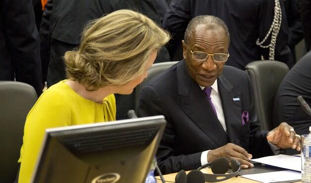 Meer dan 60 landen hebben een vertegenwoordiging naar de ebola-coferentie gestuurd. Voor België wonen onder meer koningin Mathilde de conferentie bij, hier in gesprek met de president van Guinee.