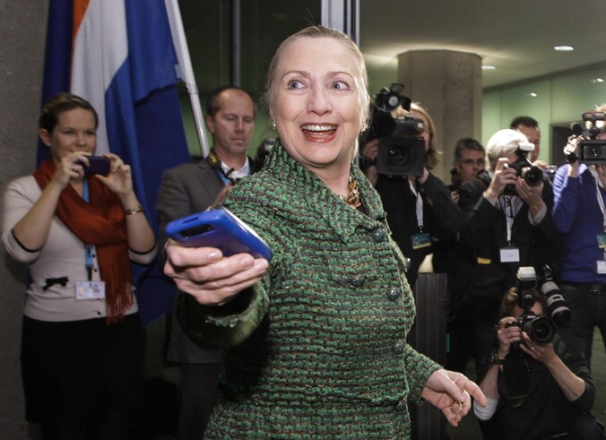 Hillary Clinton met Blackberry in Den Haag in 2001
