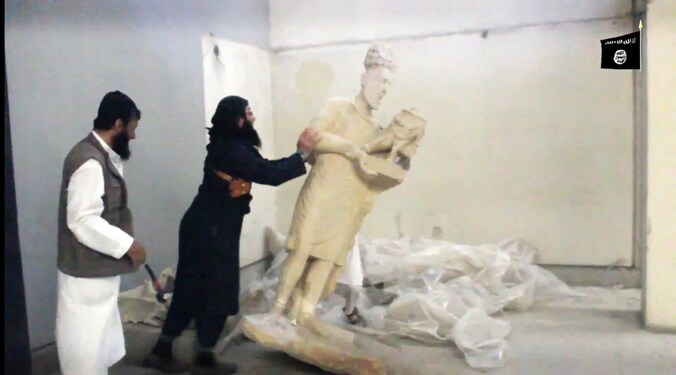 Een beeld wordt omver geduwd in het museum van Mosul