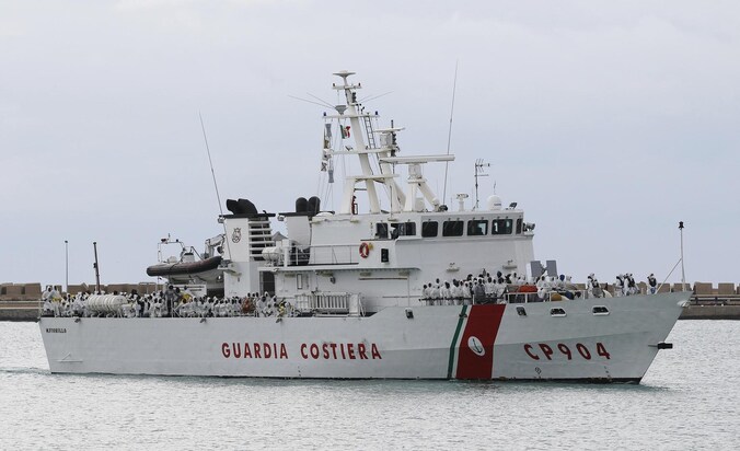 Migranten aan boord van een schip van de Italiaanse kustwacht, die zich wil bewapenen tegen IS.