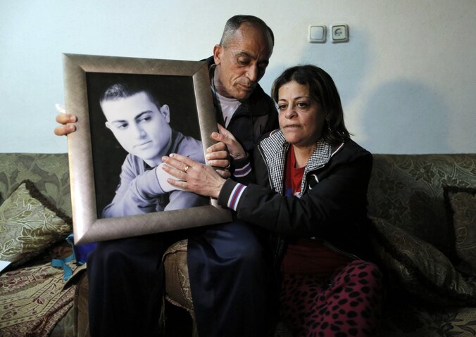 De ouders van Muhammad Mussalam met een foto van hun door IS omgebrachte zoon.
