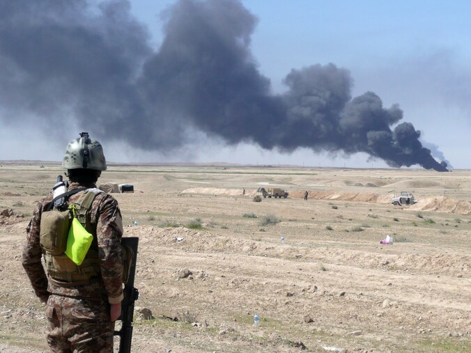 Een Irakese soldaat bij Tikrit