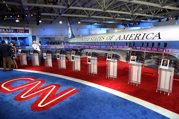 CNN zendt het debat live uit vanuit de Ronald Reagan Presidential Library in Simi Valley, Californië. In die bibliotheek staat een Air Force One-toestel.