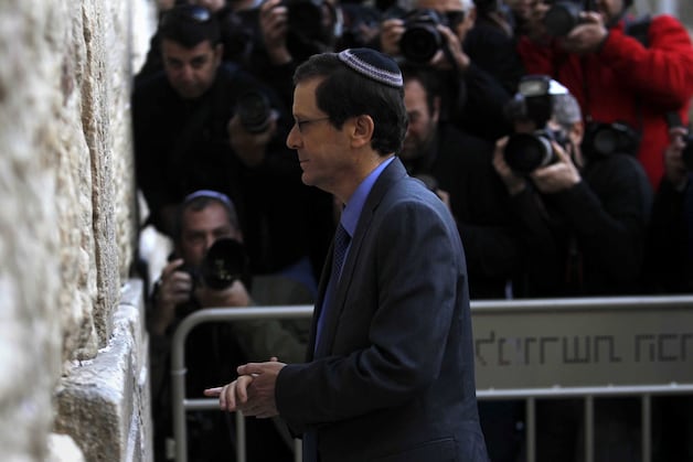 Isaac Herzog brengt een bezoek aan de klaagmuur.