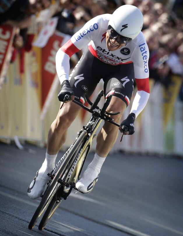 Wereldkampioen op de weg Michal Kwiatkowski ging als enige, zij het zeer nipt, onder de tijd van Dennis.