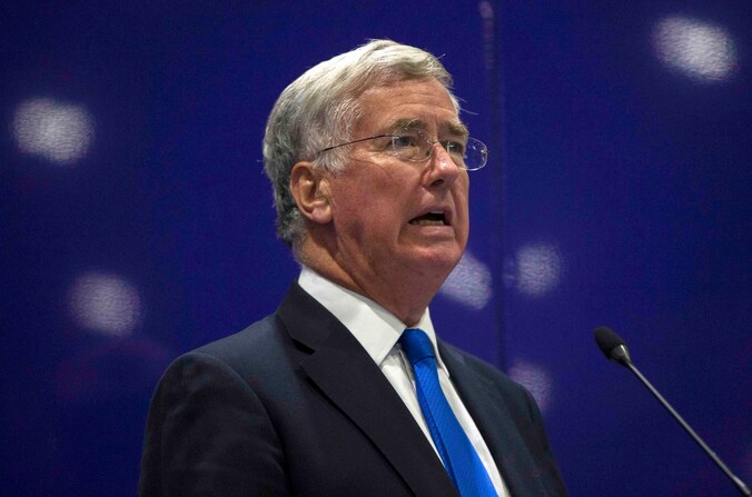 De Britse minister van Defensie Michael Fallon: "We moeten het niet aan de Franse, Australische of Amerikaanse luchtmacht overlaten om onze straten veilig te houden".