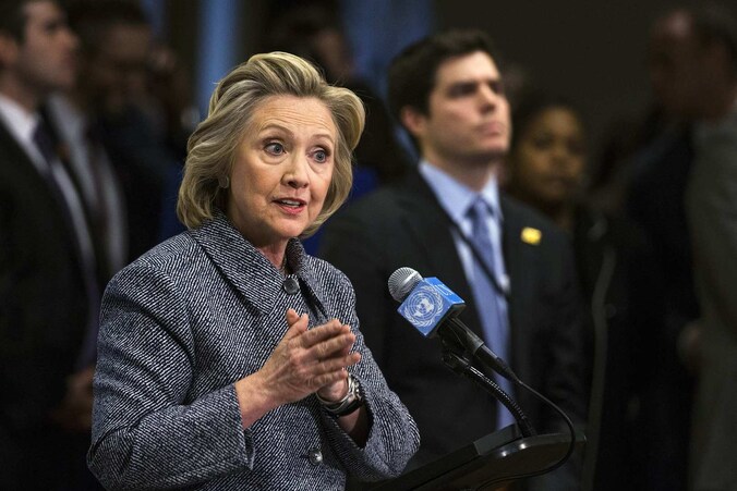 Hillary Clinton tijdens de persconferentie over haar privémails.