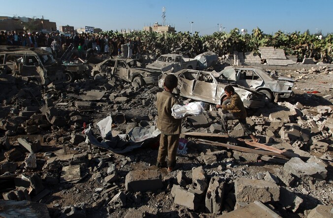 Bij een Saoedisch luchtbombardement op Houthi-stellingen rond de luchthaven in Sanaa zijn minstens 13 doden gevallen.