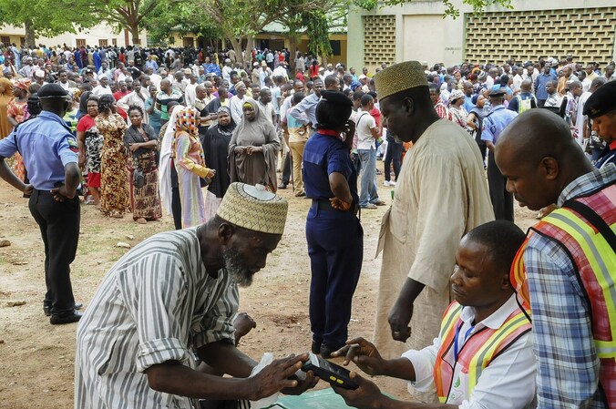 Lange rijen voor de stembureaus in Nigeria.