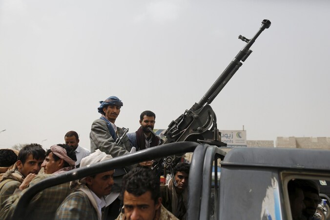 Houthi-rebellen bij de luchthaven van Sanaa.