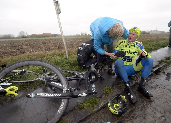 Matti Breschel moet even bekomen na een zware val op de natte stenen