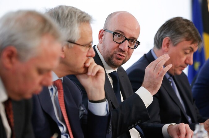 Charles Michel (MR) stelde vanmiddag de begrotingscontrole voor, met naast hem vicepremiers Kris Peeters (CD&amp;V, links) en Jan Jambon (N-VA, rechts).