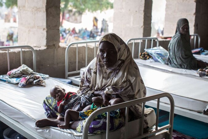 Een Nigeriaanse vrouw en haar tweeling verblijven in een geïmproviseerd hospitaal in Maiduguri in het noordoosten van het land. Duizenden mensen zijn op de vlucht voor het geweld.