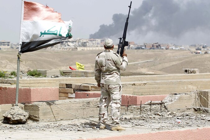 Een Iraakse soldaat kijkt uit over de belegerde stad Tikrit.