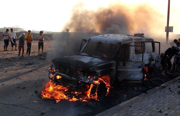Een brandende auto in de hoofdstad Sanaa.